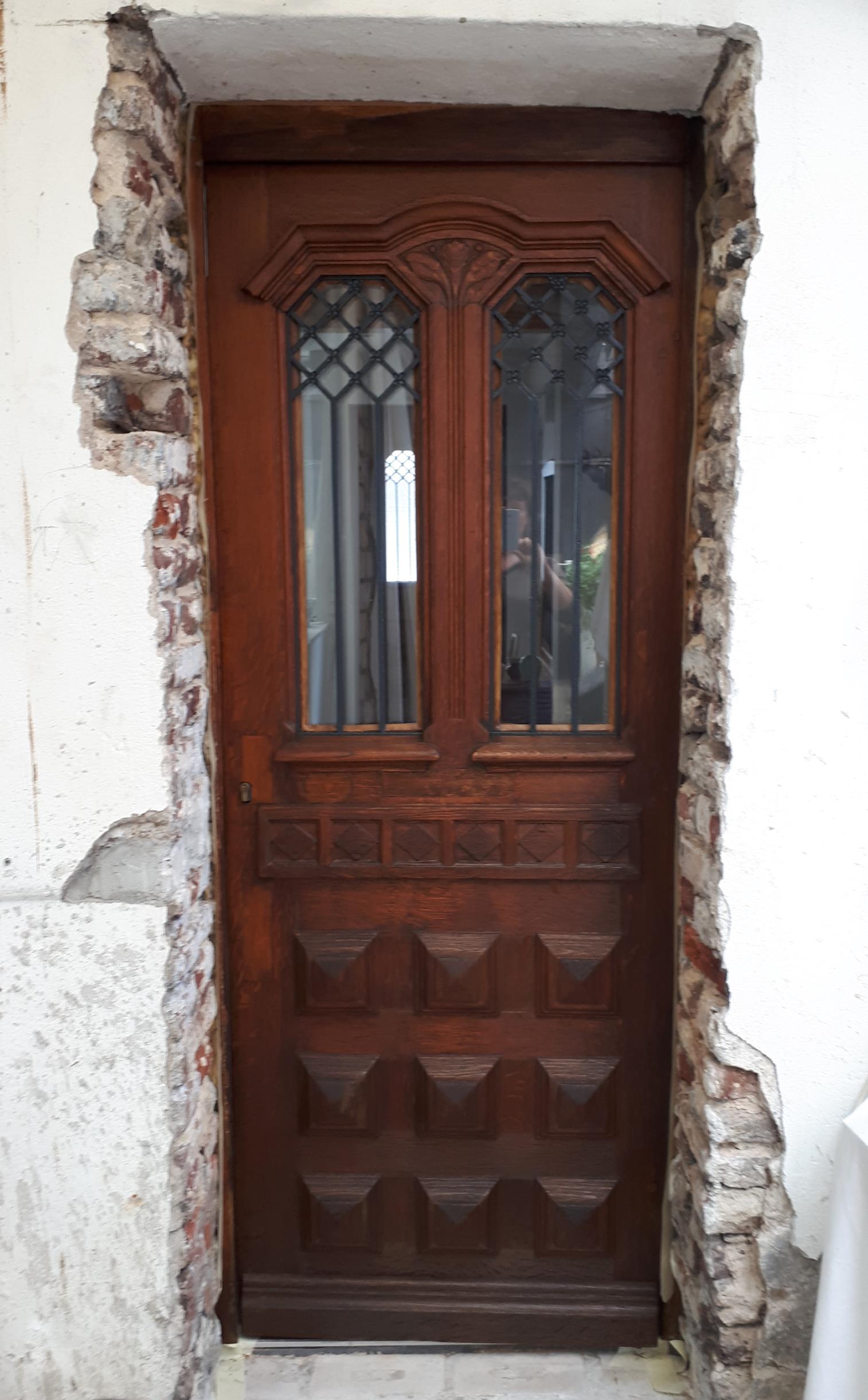 Eine Türe im wieder eingebautem Zustand nach der Restaurierung (Außenseite)
