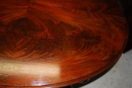 Detail der Tischplatte nach der Restaurierung