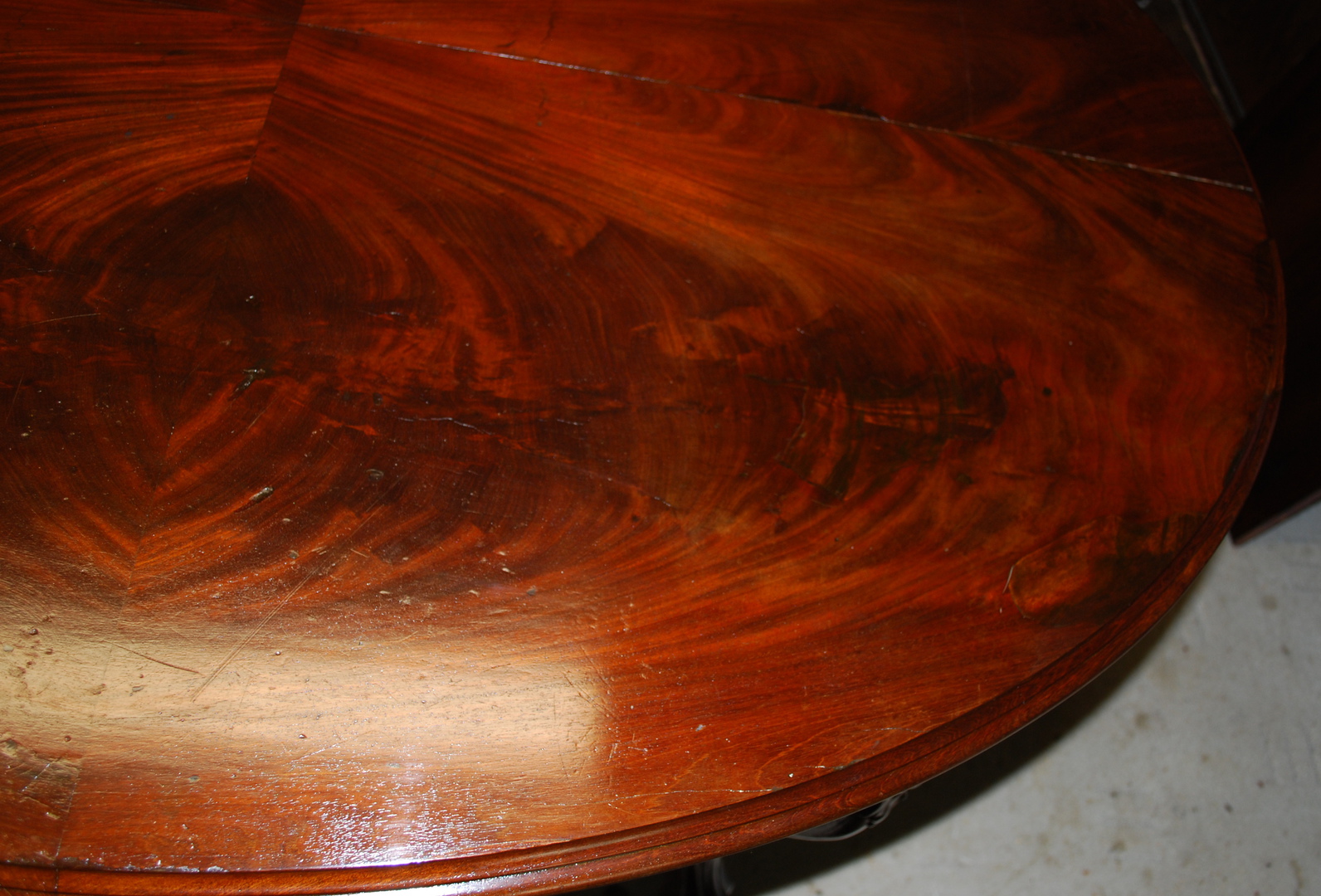Detail der Tischplatte nach der Restaurierung