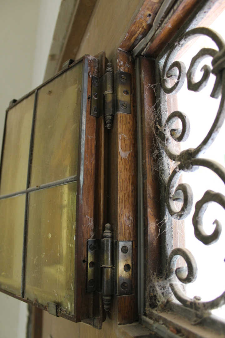Detail eines der Fenster vor der Restaurierung