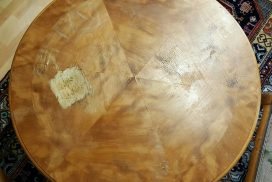 Tisch mit Wasserschaden