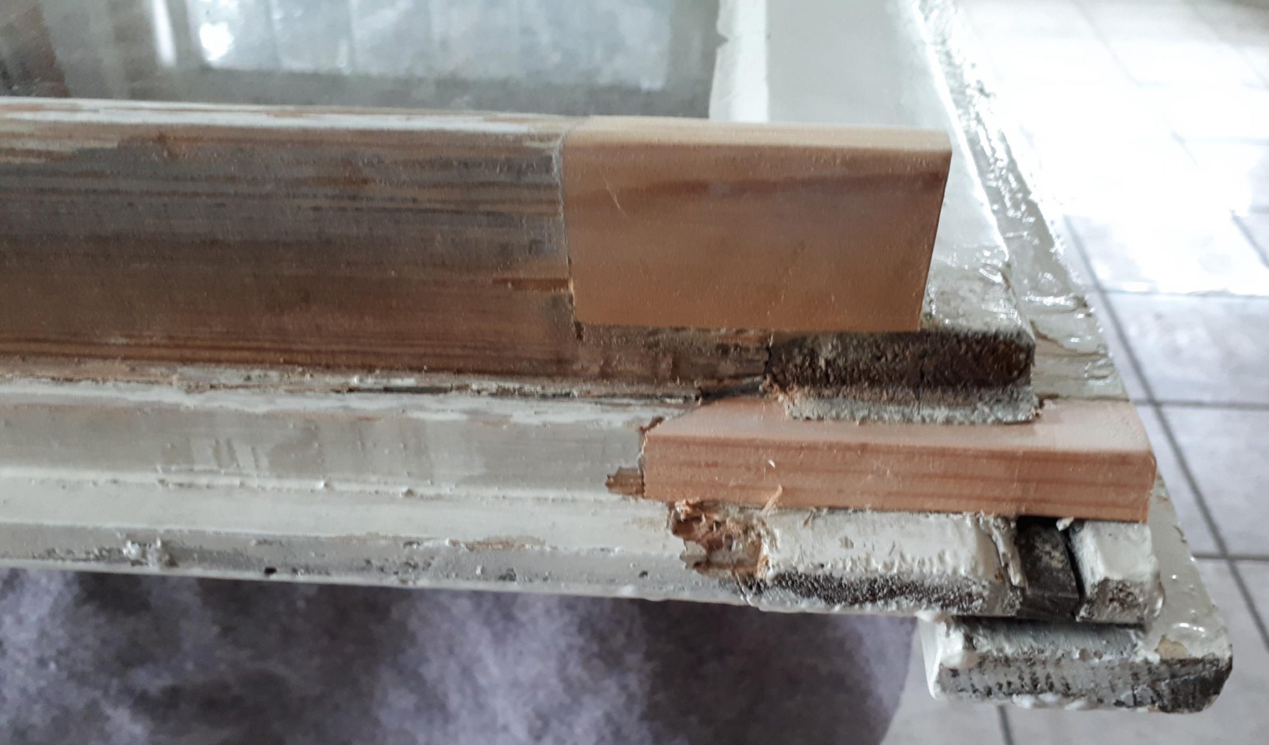 Neu angesetzte Holzbereiche am beschädigtem Rahmen