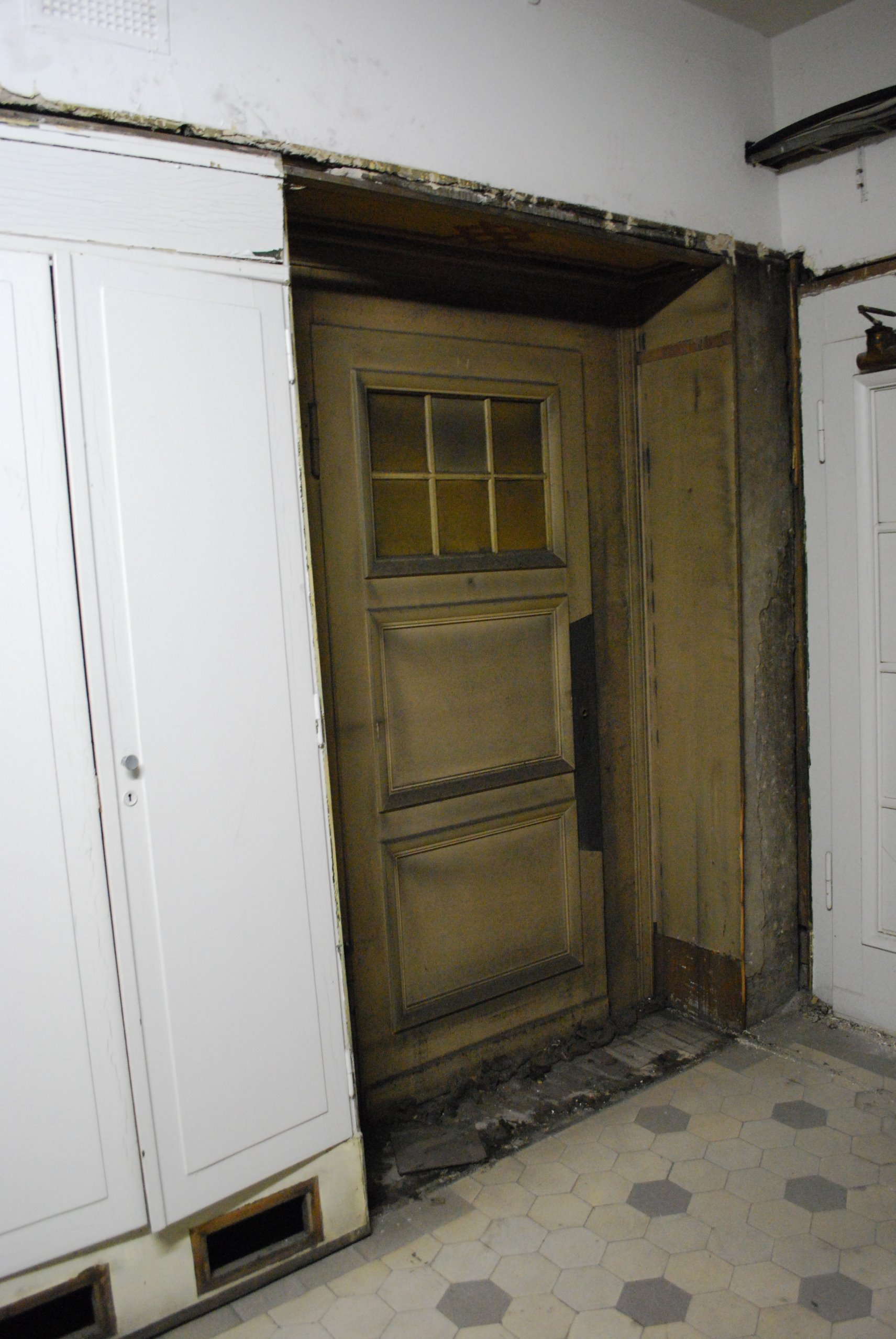 Hinter dem Einbauschrank (Typ A) verdeckte historische Tür