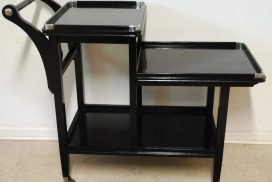 Servierwagen nach Lackierung mit Klavierlack